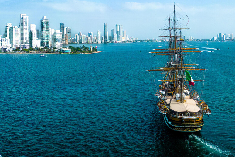 La Vespucci nel porto caraibico di Cartagena - RIPRODUZIONE RISERVATA