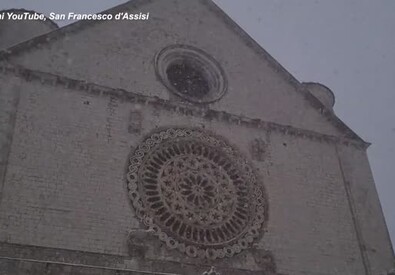 Nevica ad Assisi e i frati della Basilica di san Francesco in Assisi giocano a palle di neve