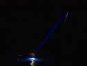 La traccia bianca in alto a destra è una scia di plasma lasciata dalla capsula Crew Dragon 2 durante il rientro, fotografata dalla zona dell'ammaraggio, nel Golfo del Messico (fonte: NASA/Aubrey Gemignani) (ANSA)