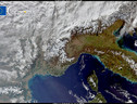 La prima neve di stagione che ha imbiancato le cime delle Alpi e dell’Appennino a fine novembre è stata immortalata anche dallo spazio a opera del satellite Sentinel-3 (fonte: European Union, Copernicus Sentinel-3 imagery) (ANSA)