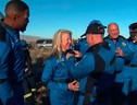 Jeff Bezos con l'equipaggio della New Shepard (fonte: Blue Origin) (ANSA)