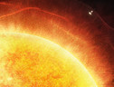 Rappresentazione artistica dell'ingresso della Parker Solar Probe nell'atmosfera solare (fonte: NASA's Goddard Space Flight Center/Joy Ng) (ANSA)
