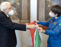 Il presidente della Repubblica Sergio Mattarella consegna a Samantha Cristoforetti la bandiera che porterà sulla Stazione Spaziale (fonte: ASI) (ANSA)