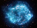 Immagine composita del resto di supernova Cassiopea A (fonte: X-ray: Chandra: NASA/CXC/SAO, IXPE: NASA/MSFC/J. Vink et al.; Optical: NASA/STScI) (ANSA)