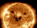 Danno l'impressione di un sorriso i buchi coronali fotografati dal Solar Dynamics Observatory (Sdo) della Nasa (fonte: NASA) (ANSA)