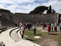 Centinaia di turisti a Ostia Antica per visitare gli Scavi (ANSA)