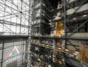 Artemis 1 nell'edificio di assemblaggio, pronto a tornare sulla piattaforma di lancio 39B del Kennedy Space Center (fonte: NASA) (ANSA)
