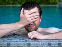 La salute degli occhi, i rischi per i bagni con le lenti a contatto (ANSA)