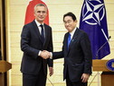 il segretario generale della Nato, Jens Stoltenberg, nel punto stampa con il premier giapponese Kishida. (ANSA)