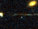  La scia luminosa che parte dalla galassia (sulla sinistra) e diventa più intensa man mano che si allontana verso destra (fonte: van Dokkum et al., arXiv, 2023) (ANSA)