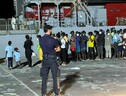 Immigration, Navy ship transfers 700 migrants from Lampedusa to Messina and Calabria (ANSA)