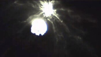 In alto l'asteroide Dimorphos circondato da una nuve di polveri e detriti, che si disperde in scie illuminate dal Sole (fonte: ASI-Argotec) (ANSA)