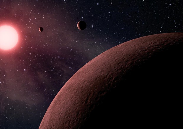 Rappresentazione artistica di un sistema solare con tre pianeti (fonte: NASA) © Ansa