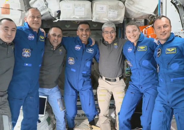 Con l'arrivo dei 4 astronauti della missione Crew 3 (in tuta azzurra) l'equipaggio della Stazione Spaziale è al completo (fonte: NASA TV) © Ansa
