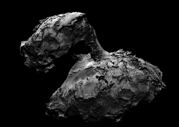 Il nucleo della cometa 67P fotografato dalla camera di navigazione della sonda Rosetta (fonte: ESA/Rosetta/NAVCAM) © Ansa