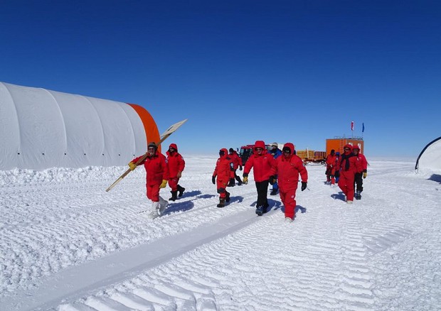 Al via in Antartide alla prima campagna di carotaggio del progetto ‘Beyond Epica Oldest Ice’ (fonte: R. Walther) © Ansa