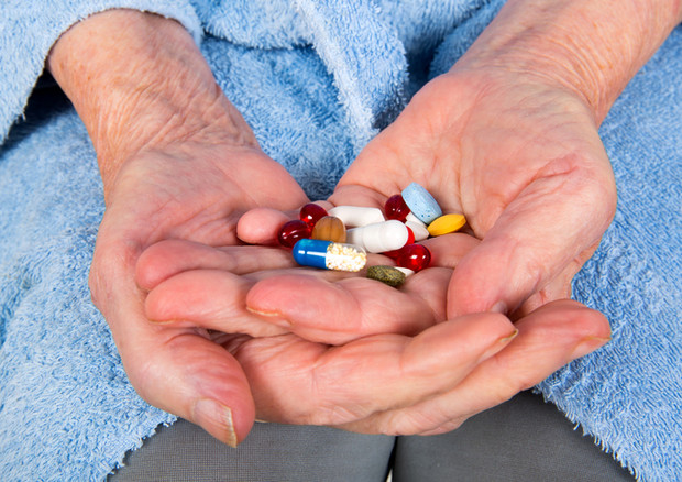 Anziani, nuove linee guida contro l'abuso dei farmaci © Ansa