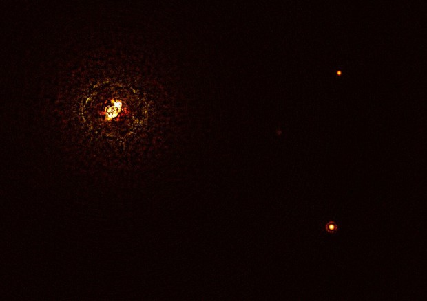 La coppia di stelle b Centauri con il suo pianeta gigante b Centauri b (fonte: ESO/Janson et al.) © Ansa