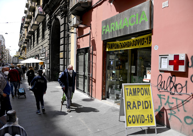 Una farmacia di Napoli dove si effettuano tamponi rapidi per il Covid-19 © ANSA