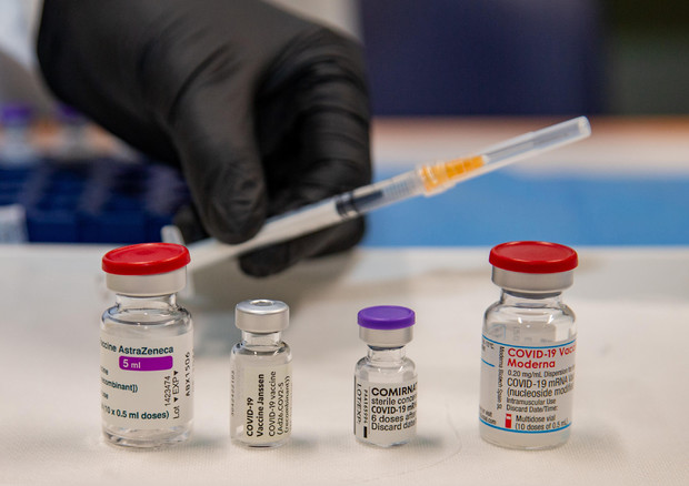 Fiale dei vaccini anti Covid-19, da sinistra, AstraZeneca, Johnson & Johnson,Pfizer e Moderna © ANSA