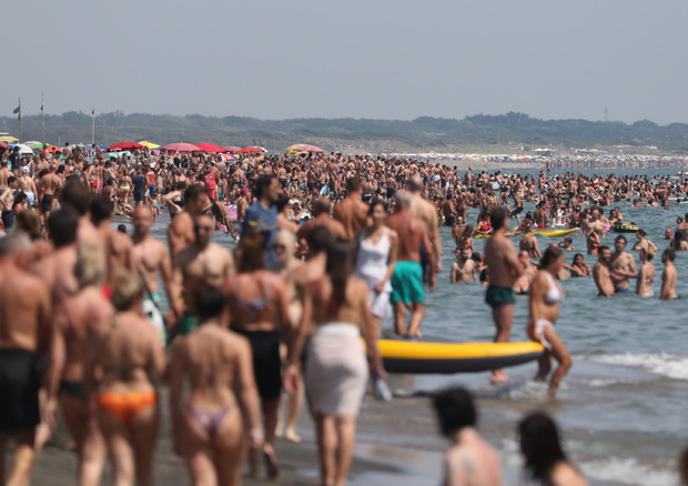 Folla e bagnanti a Ostia, 27 giugno 2021 © ANSA