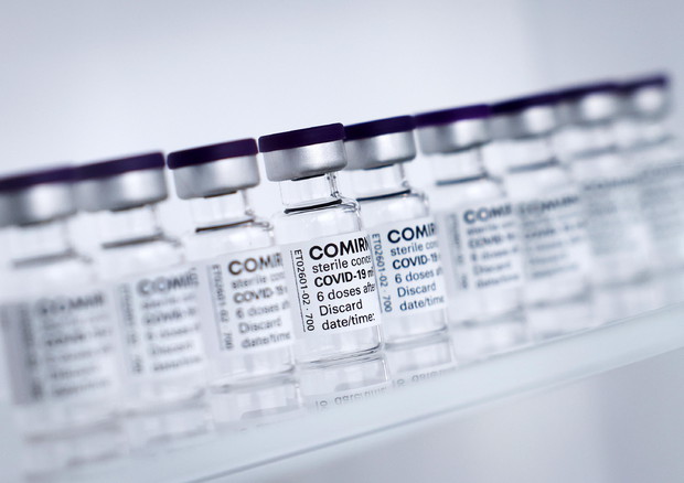 Fiale di vaccino anti Covid-19 Pfizer-BioNTech © EPA