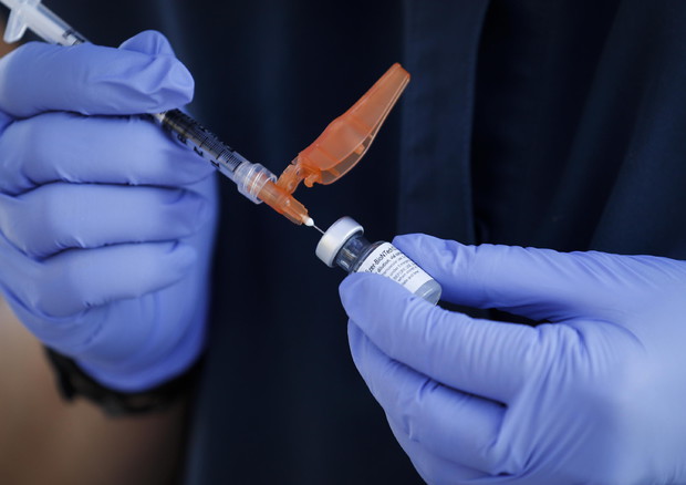 Pfizer-BioNTech, al via test clinici vaccino contro Omicron © EPA