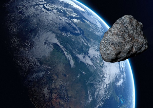 Rappresentazione artistica del passaggio di un asteroide vicino alla Terra, a distanza di sicurezza (fonte: Pixabay) © Ansa