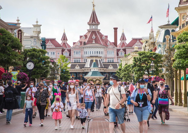 Disneyland Parigi celebra 30 anni con 200 droni illuminati (ANSA)
