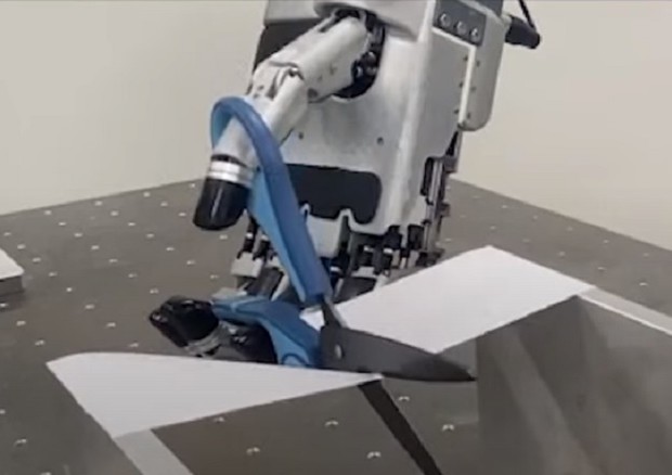 La mano robotica Ilda taglia un foglio di carta con le forbici (fonte: Department of Mechanical Engineering, Ajou University, Suwon, Korea) © Ansa