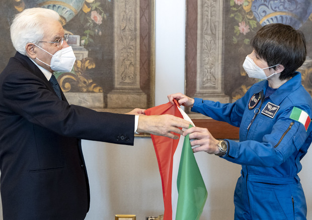 Il presidente della Repubblica Sergio Mattarella consegna a Samantha Cristoforetti la bandiera che porterà sulla Stazione Spaziale (fonte: ASI) © Ansa
