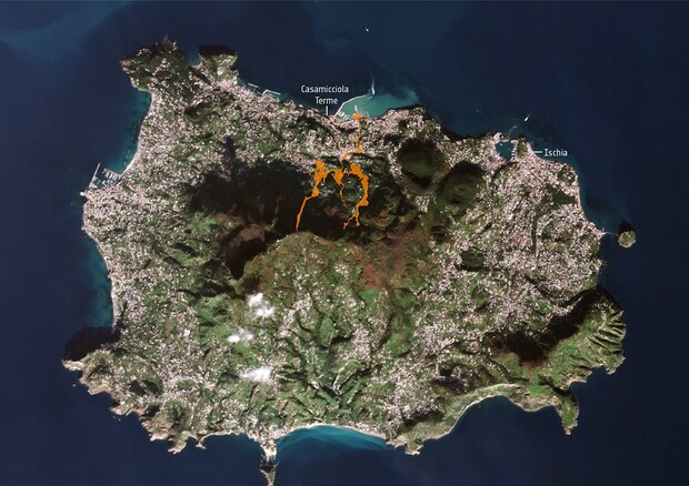 Le conseguenze della frana di Ischia viste dallo spazio (fonte: Ue, Copernicus sentinel-2) (ANSA)