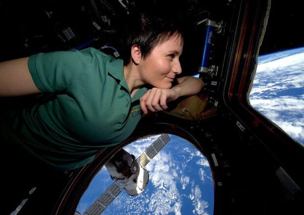 L'astronauta Samantha Cristoforetti a bordo della Stazione Spaziale Internazionale (fonte: ESA) © ANSA