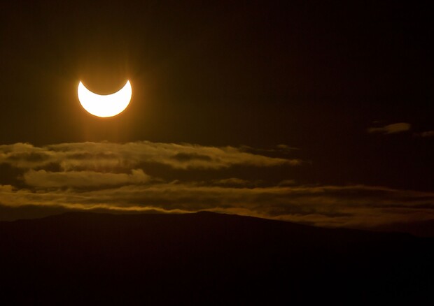 L'eclissi parziale di Sole del 2011, vista dalla Norvegia (fonte: Rhys Jones da Tromsø, Norway, da Wikipedia) © Ansa