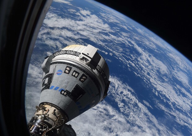  La navetta Starliner al suo arrivo sulla Stazione Spaziale Internazionale, fotografata da Samantha Cristoforetti (Fonte: @AstroSamantha via Twitter) © Ansa