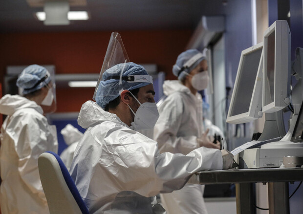 Operatori sanitari in un reparto di terapia intensiva Covid. Immagine d'archivio © ANSA
