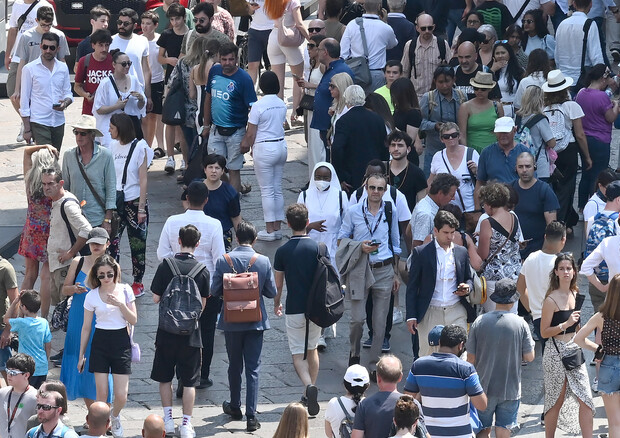 Folla in piazza duomo a Milano © ANSA