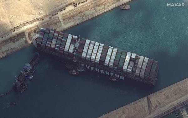 Mega cargo si incaglia e blocca il canale di Suez