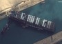 Mega cargo si incaglia e blocca il canale di Suez
