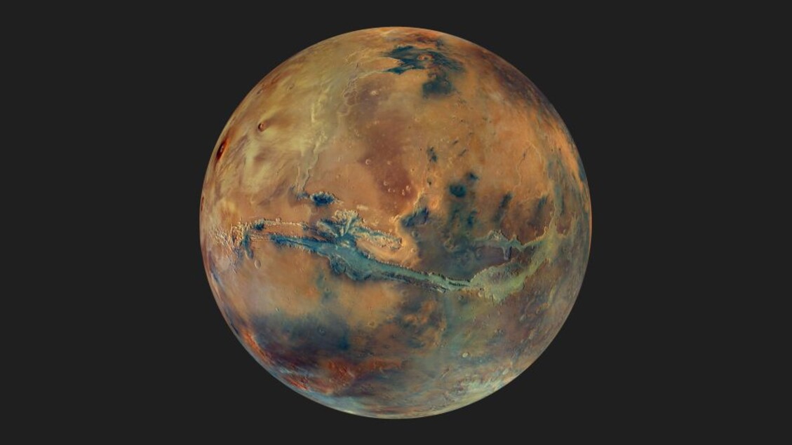 Un 'immagine di Marte dai contrasti accentuati, basata sui dati della sonda Mars Express (fonte:  ESA/DLR/FU Berlin/G. Michael) - RIPRODUZIONE RISERVATA