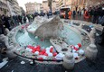 Danni alla fontana di Piazza Spagna presa d'assalto dai tifosi del Feyenoord, Roma, 19 febbraio 2015 (ANSA)