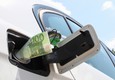 Caro benzina, italiani riducono spostamenti in auto (ANSA)