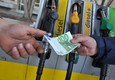 Benzina: prezzo sale ancora, verde a 1,8 euro al litro al self (ANSA)