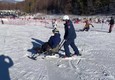 I poliziotti della scuola alpina di Moena sciano con i ragazzi portatori di disabilita' (ANSA)