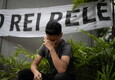 Un giovane piange la scomparsa di Pelè a San Paolo, in Brasile © 