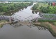 Militari russi al lavoro per il ripristino di un ponte ferroviario distrutto (ANSA)