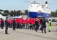 Migranti, sbarcate a Brindisi le 105 persone della nave Emergency (ANSA)
