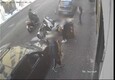Il video dello scippo di un orologio compiuto da due rapinatori a Napoli  © Ansa