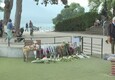 Annecy, lasciati fiori e peluche sul luogo dell'attacco (ANSA)