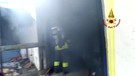 Magazzino in fiamme a Vibo Valentia, l'ingresso nella struttura dei vigili del fuoco (ANSA)
